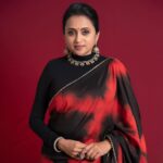 Suma Kanakala Instagram - Believe in your potential, you are capable of more than you imagine. Stay positive❤️🖤 . styled by @stylebyannapurna styling team @I.deekshasetti Wearing @vs_couture_laxmi Jewellery @tantra.brassjewellery Makeup @madhu_derangula Hair @koduruamarnath Photography @valmikiramuphotography #sumakanakala #anchorsuma #anchorsumakanakala #kanakalasuma