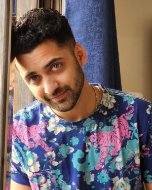 Sumedh Mudgalkar Instagram - Zamaana maasum hai,
Dil dukha dega.
Dil bhi kamzor kahaan,
Pal do pal mein muskurana seekh jata hai ❤️✨

P.c.- Mister @theabhisheknigam 🥱❤️