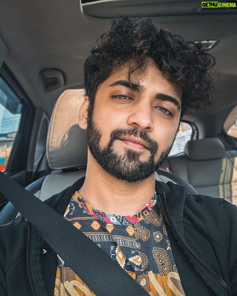 Sumedh Mudgalkar Instagram - Your outlook towards yourself shapes up the world you experience. Do not forget to learn today. Do not forget to seek answers from yourself. Earn your genuine trust, aim for the fish’s eye!🖤 #ruggedmorninglook