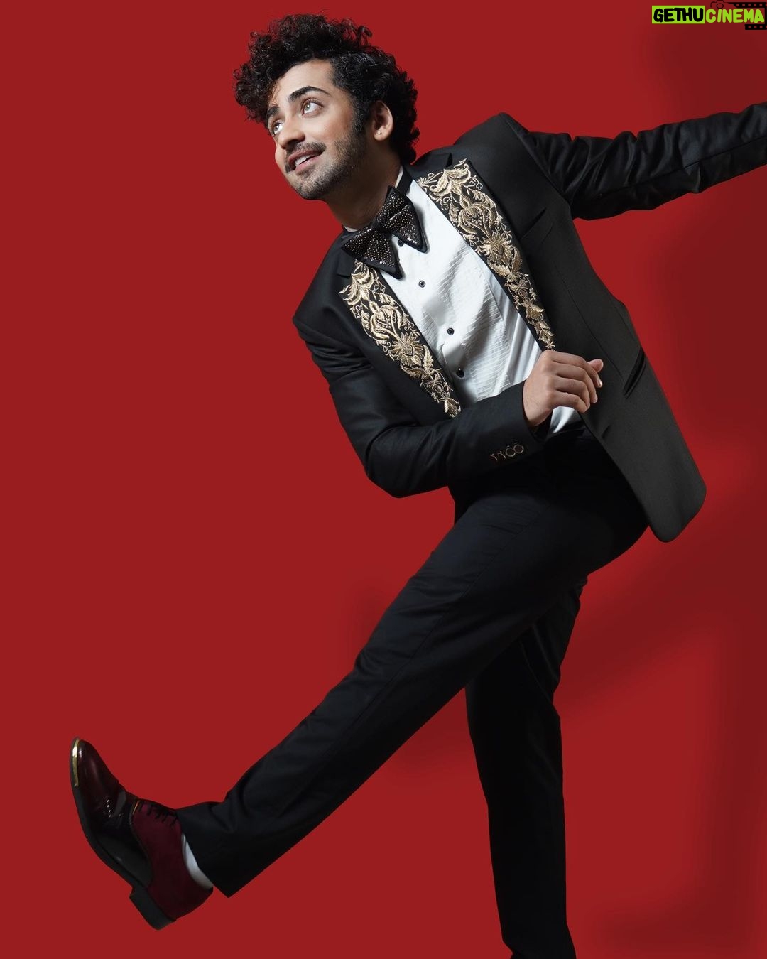 Sumedh Mudgalkar Instagram - My life can be full of colours, sometimes colourless, but still ‘Gold’. ✨ . . . . Styled by @krishi1606 Wearing @bhavyabhasincouture Makeup&Hair @sidandpiyu @siddharthdivecha 📸 @chintanprajapati21 Refined by @shashioninsta
