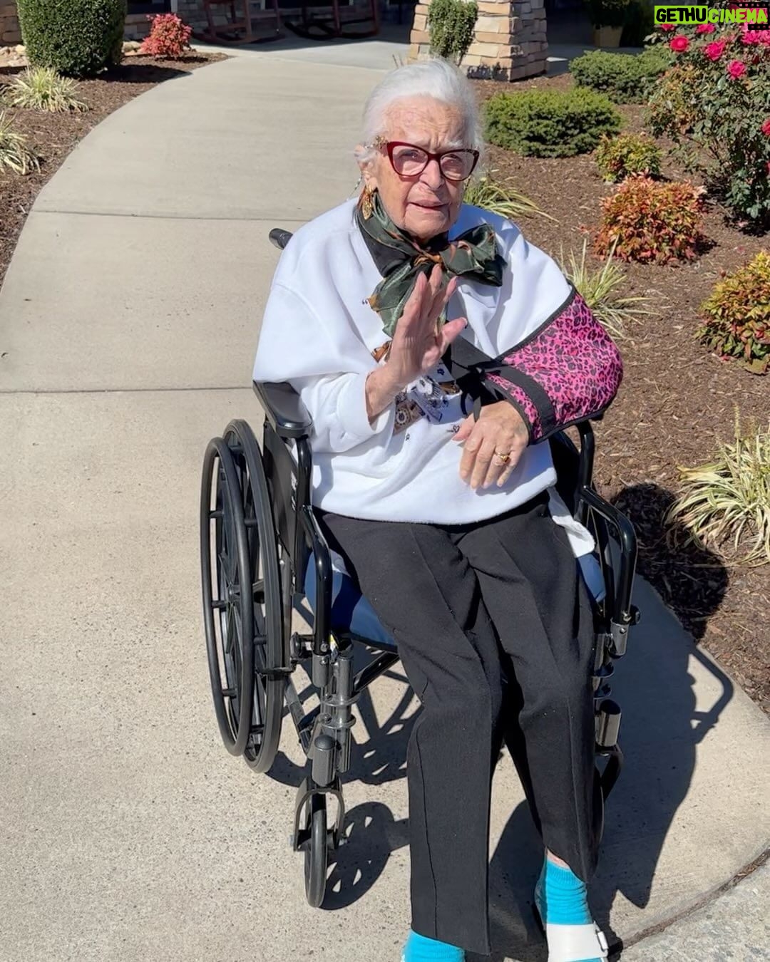 Summer Rae Instagram - Otw to change my grandma’s diapers… Chicago, Illinois