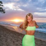 Summer Rae Instagram - If she says she doesn’t want sunset pics she can’t be trusted… Laniakea Beach