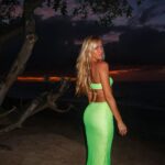 Summer Rae Instagram - If she says she doesn’t want sunset pics she can’t be trusted… Laniakea Beach