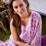 Sunayana Fozdar Instagram - दिल मैं उमंग और पतंग की ऊँची उड़ान के साथ आप सबको मकरसंक्रांति की हार्दिक शुभेच्छा 🪁🪁🪁 Pr @oakpinionpr Wearing @meghmalhaar_ Hair @makeover_by_vrush