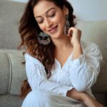 Sunayana Fozdar Instagram - Rafta rafta 🤍 . . . . . . . . 📷 @ibphotography27 Earrings @everstylishcom
