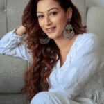Sunayana Fozdar Instagram - Rafta rafta 🤍 . . . . . . . . 📷 @ibphotography27 Earrings @everstylishcom