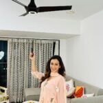 Sunayana Fozdar Instagram – The festival of lights is finally here🪔 
Diwali ki Safai is here too!😄

To Make our moments memorable and happier we welcomed our new Smart friend 
The Atomberg Aris Starlight Smart fan!!!
Not only does it come with smart features, but its efficient BLDC motor can help you save up to 65% on your electricity bills. 

Celebrate a smarter, more efficient #Diwali with #atomberg 

Happy Diwali !!!!

#diwali #diwalicleaning #atomberg
