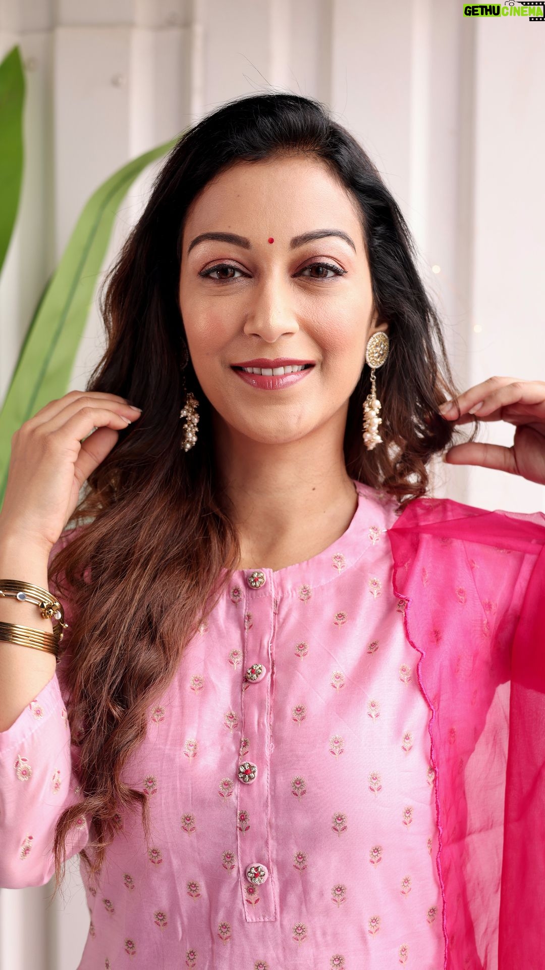 Sunayana Fozdar Instagram - “Let’s get into the festive spirit together! ✨💄 Join me as I create this festive glam look using my all-time favorite Etude products. 🌟💫 Whether you’re opting for a bold look or a natural one, Etude’s makeup collection has everything you need, making it my ultimate go-to brand.🩷 Don’t miss out! Grab your Etude favorites now. ✨💄 #etudeindia #glamonpoint #festiveglam