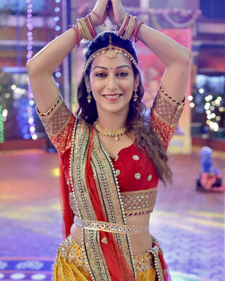 Sunayana Fozdar Instagram - The energy the vibe the strength that Ganpati Bappa gave us to be able to perform for you all 🫶 Show us Some Love 🫶Stay tuned tonight on SAB TV at 8:30pm!!!!! #gratitudepost ❤️ So many people to thank for this @mmoonstar for being my partner and support in every way during the night shoot !🫶🫶 @taarakmehtakaooltahchashmahnfp for giving us the opportunity to perform for Bappa and yourl 🙏🫶 @amarsakharkar for hand holding us with his Choreography !💃🏻 P.S: the 2nd Pic says it all! The happiness when we got everything almost in 1 take☺️