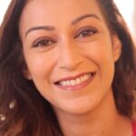 Sunayana Fozdar Instagram - My Everyday soft Brown Eye Makeup look in less than 5minutes!!!!!💁‍♀️ Eye pencil: Faces dark brown eye pencil Eye shadow: Huda Beauty Nude palette P.S : Got So many Dms and friends asking me to do this one ….it’s super easy and glam ..had to share..Enjoy☺️
