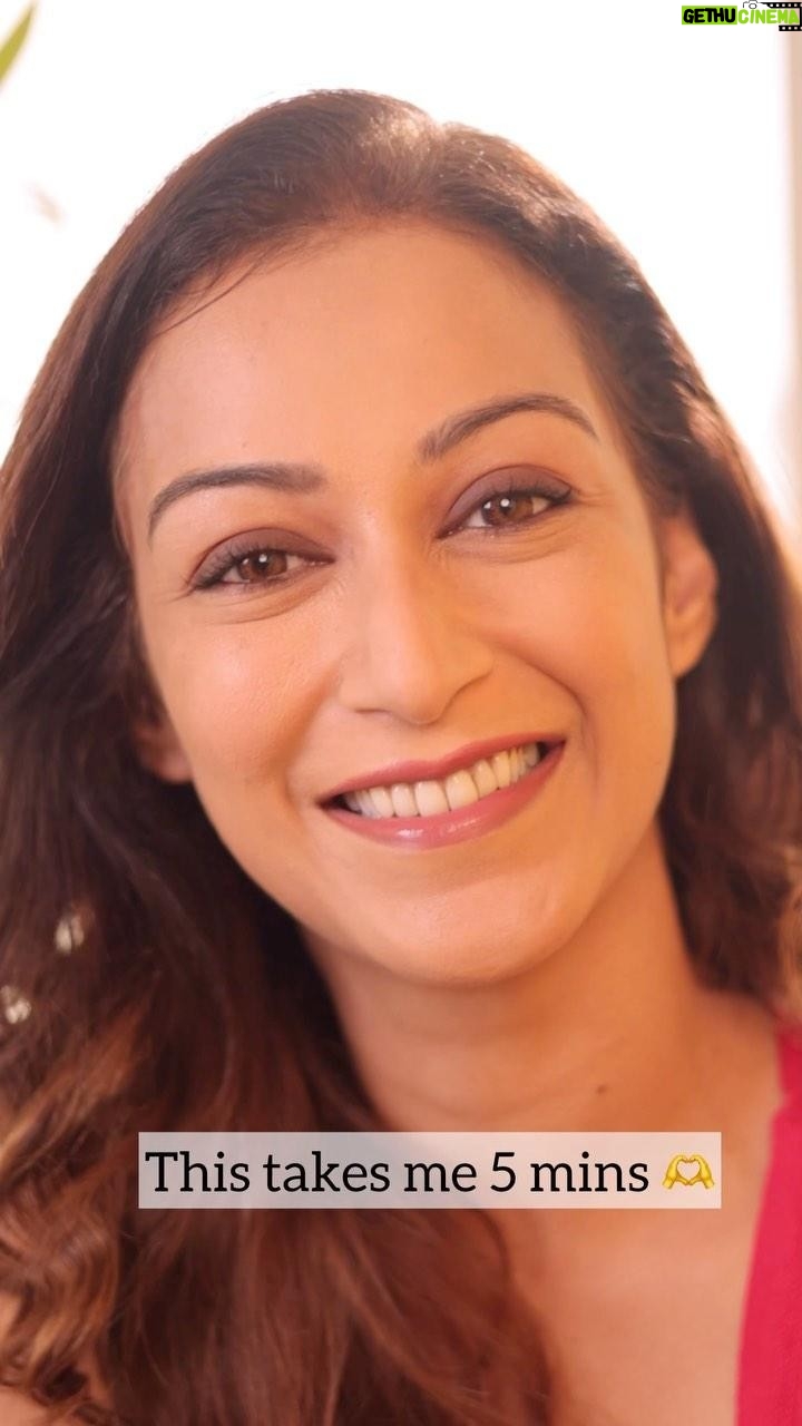 Sunayana Fozdar Instagram - My Everyday soft Brown Eye Makeup look in less than 5minutes!!!!!💁♀️ Eye pencil: Faces dark brown eye pencil Eye shadow: Huda Beauty Nude palette P.S : Got So many Dms and friends asking me to do this one ….it’s super easy and glam ..had to share..Enjoy☺️