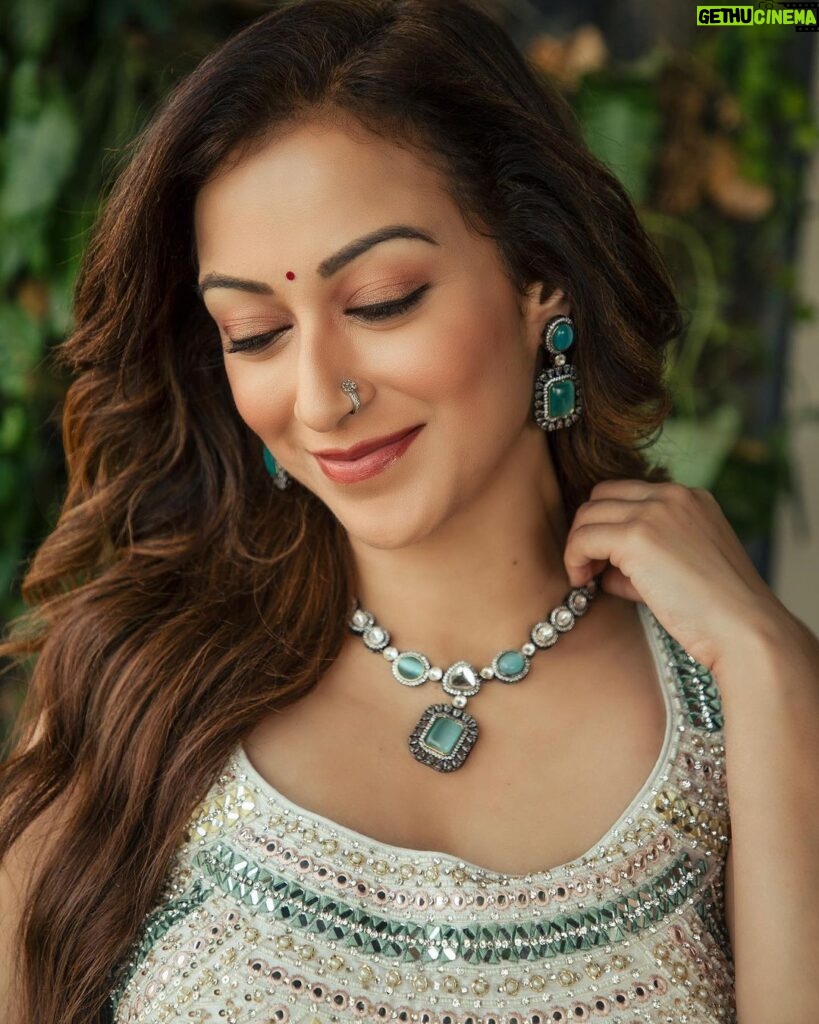 Sunayana Fozdar Instagram - 🤍 . . . 📷 @ibtraditionalphotography Outfit @shivaliahmedabad PR @sonyashaikh Jewellery @swabhimannjewellery Hair @makeover_by_vrush