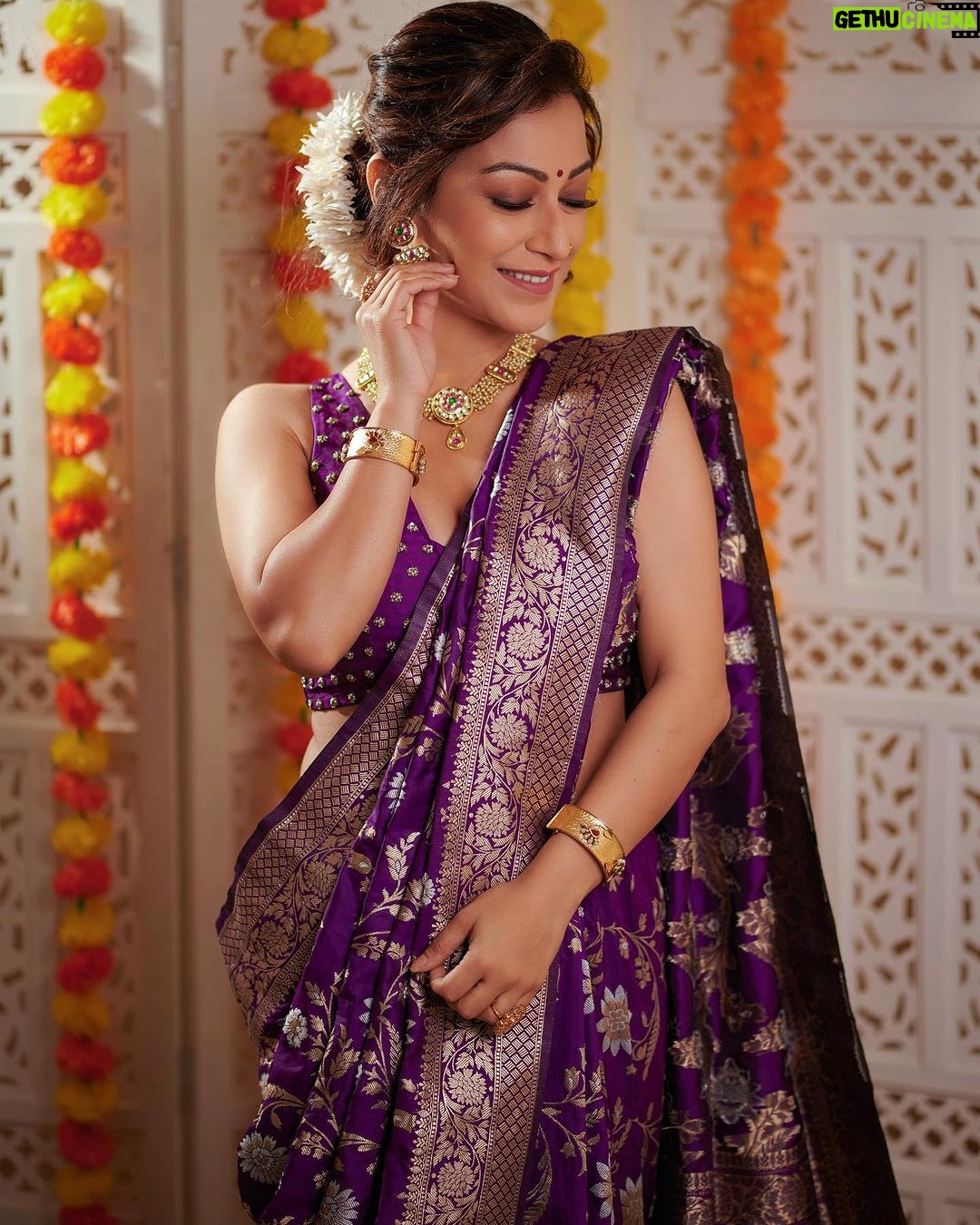 Sunayana Fozdar Instagram - Not Lighting Patakas 🧨…Being one ☺️Saree love forever 🫶🪔 Happy Diwali my insta fam ✨ What’s your fav festive look?🥻💕 . . . . . 📷 - @mirajverma_photography Edited - @ibtraditionalphotography Muah - @makeoverbysejalthakkar Outfit/Accessories - @krupa_jain Team - @greenlight__media