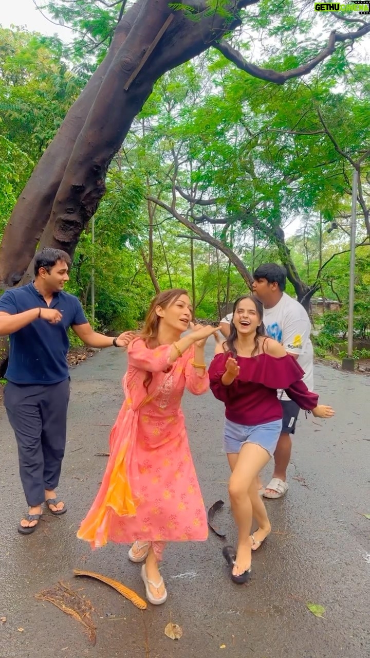 Sunayana Fozdar Instagram - Baarish made us do this! ☔️😝🕺 PS - Slippers tut gaye par dance nahi ruka boss..🙈 . . #reeloftheday #bts #shoot #reelitfeelit #tmkoc #trendingreels #rainyday #dancereels #fyp