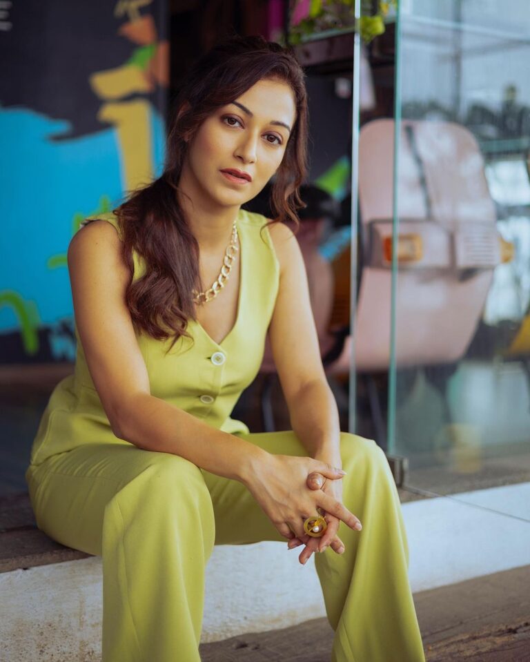 Sunayana Fozdar Instagram - Goal: To make an income while making an impact 🧚‍♀️ #tuesdaythoughts Wearing (formal vest Coords): @jaey.in Pr team : @maverick.communication01
