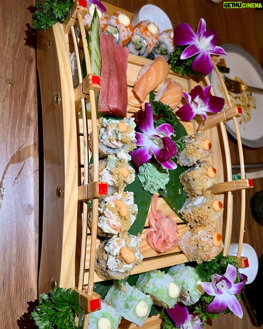 Sunayana Fozdar Instagram - Good Food = Good Beginnings π Loved enjoying this asian extravagant πmeal with my Mains β€οΈ @shifuku.india loved the ambience and the sushi overload !!!!!π±π£π Thank you for hosting us π«Ά