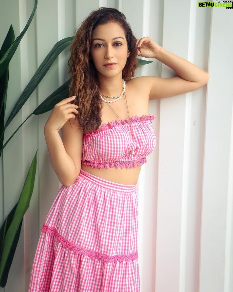 Sunayana Fozdar Instagram - Pinky Promise 💓😂 Feminine and Chic Coords from 👉🏼 @howwhenwearclothing . . . . 📷 @ibtraditionalphotography @ibphotography27