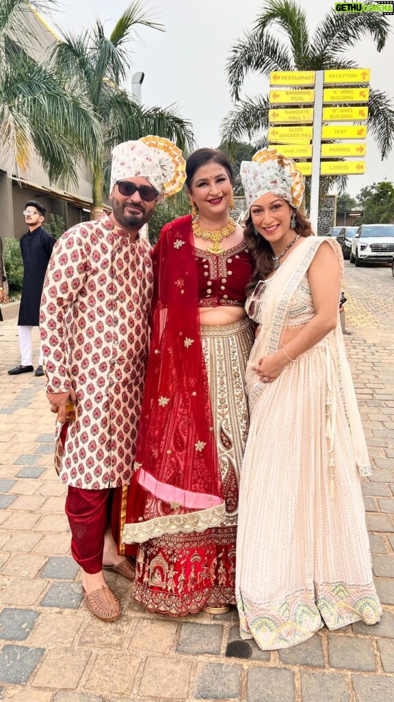 Sunayana Fozdar Instagram - That’s what I was upto this weekend💕 What a Weekend Wedding it was!🎉🥳🎊 The best part about Weddings is that families come together! What’s your fav part in a wedding?