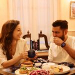 Sunayana Fozdar Instagram - Kunal aur main chai, charcha aur chahaton ke liye jeete hain! Aur isi chai ki chahat humein le aayi Bandra ke Taj Mahal Tea House me. Agar aap bhi humari tarah kuch waqt ek dusre ke liye churana chaahte hain, ek pyala pyaar bhari chai aur zaaykedaar khane ke saath, toh zarur aaiye! Aap bhi kahenge, Wah Taj! #ad #tajmahalteahouse #wahtaj