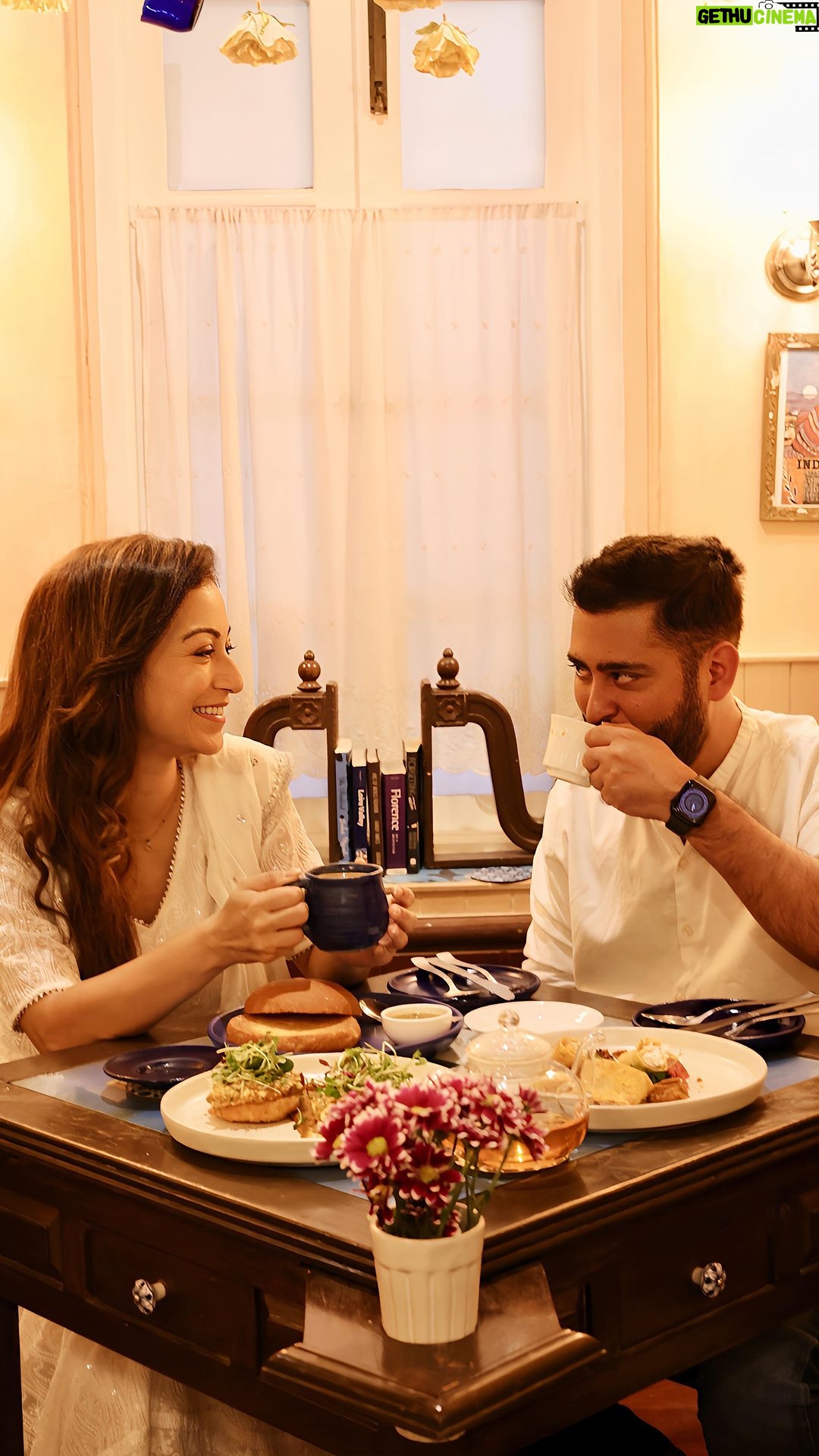 Sunayana Fozdar Instagram - Kunal aur main chai, charcha aur chahaton ke liye jeete hain! Aur isi chai ki chahat humein le aayi Bandra ke Taj Mahal Tea House me. Agar aap bhi humari tarah kuch waqt ek dusre ke liye churana chaahte hain, ek pyala pyaar bhari chai aur zaaykedaar khane ke saath, toh zarur aaiye! Aap bhi kahenge, Wah Taj! #ad #tajmahalteahouse #wahtaj