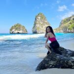 Sunayana Fozdar Instagram – Salty Air ,breeze in my Hair ,tropical stare!🏝️🌊

📍 @diamondbeachnusapenida 

.
.

Pov : dreaming of a beach backyard Vacay Home🥰☀️🏝️ #beachhouse #vacaywithdrawals Diamond Beach Nusa Penida
