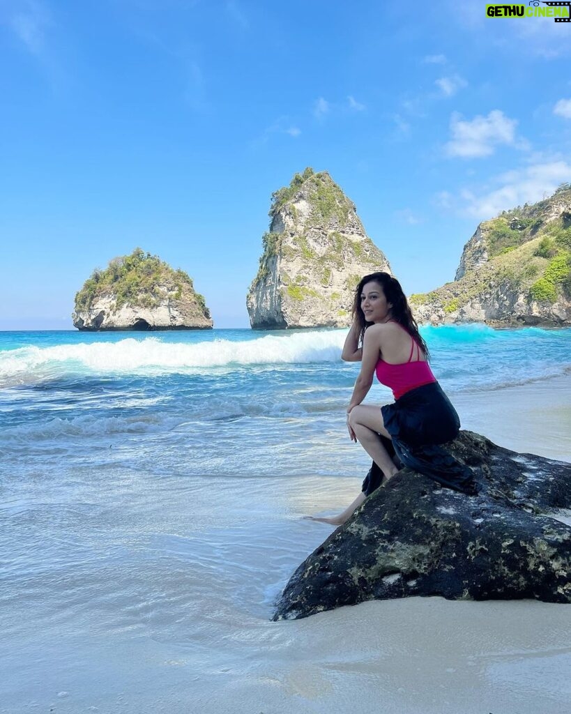 Sunayana Fozdar Instagram - Salty Air ,breeze in my Hair ,tropical stare!🏝️🌊 📍 @diamondbeachnusapenida . . Pov : dreaming of a beach backyard Vacay Home🥰☀️🏝️ #beachhouse #vacaywithdrawals Diamond Beach Nusa Penida
