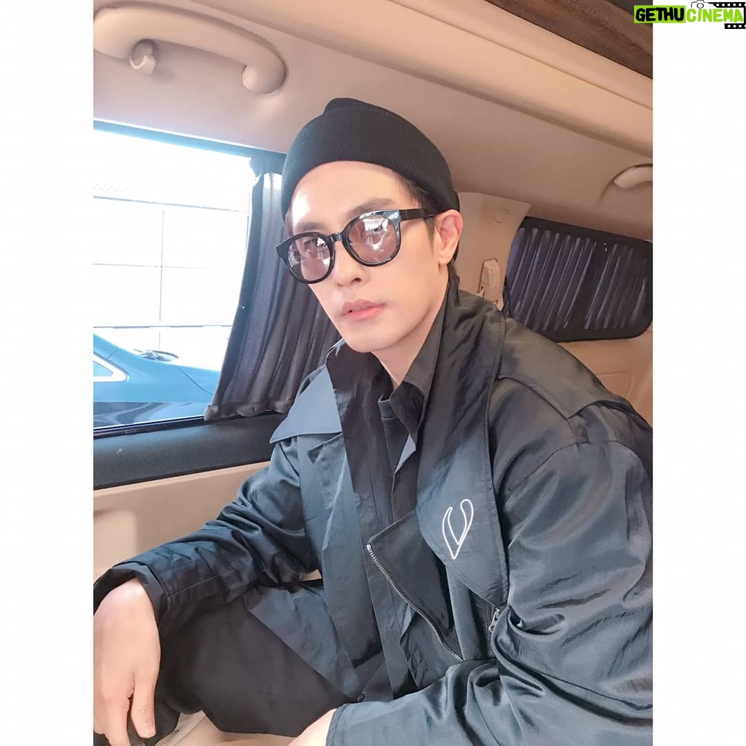 Sung Hoon Instagram - 어릴때 함께 놀던 두 친구는 좀 더 어른이 된 후에 디자이너와 배우로 만나게 됩니다 오늘 멋있었다 형 #vibrate
