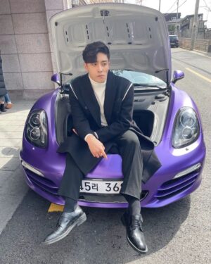 Sung Hoon Instagram - 야외 대기실 의자 클래스
나보다 비싼의자 있는 사람 손!
오늘도  본방사수!
#우리는오늘부터 #sbs드라마 #라파엘