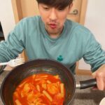 Sung Hoon Instagram – 남주야 너무 맛있는데 제조과정에서 용량 표기가 잘못 된거 같아 

이거 1인분이야.. 

#곰양분식국물떡볶이