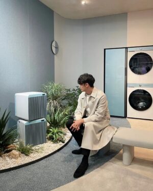 Sung Hoon Instagram - 삼성가전 둘러보기 

*입장 시 발열 확인, QR코드 전자출입명부 작성 등 방역패스(접종증명·음성확인제)를 적용, 인원 수 제한 및 모든 스텝의 마스크 착용으로 사회적 거리두기 방역 수칙을 철저히 따랐습니다.

#광고 #비스포크인피니트 #삼성비스포크