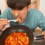 Sung Hoon Instagram – 남주야 너무 맛있는데 제조과정에서 용량 표기가 잘못 된거 같아 

이거 1인분이야.. 

#곰양분식국물떡볶이
