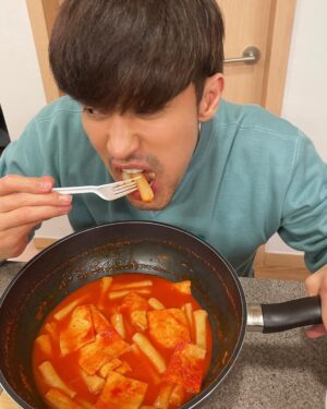 Sung Hoon Instagram - 남주야 너무 맛있는데 제조과정에서 용량 표기가 잘못 된거 같아 

이거 1인분이야.. 

#곰양분식국물떡볶이