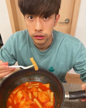 Sung Hoon Instagram - 남주야 너무 맛있는데 제조과정에서 용량 표기가 잘못 된거 같아 

이거 1인분이야.. 

#곰양분식국물떡볶이
