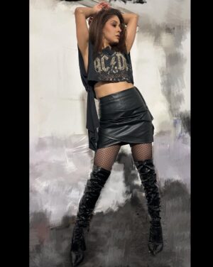 Sunidhi Chauhan Instagram - FEELS…

Styled by @saumyathakur 
#styledbysaums
In
Crop Tee - Bespoke Vintage 
Skorts @ikichic_official
Boots - @zara exclusive 
Style Asst. @pareenaaahhh

#makeup @makeupbyshikhamishra 
#hair @hairstylistmanju