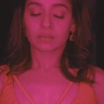 Sunidhi Chauhan Instagram - When life shows us the downs we rise up! When life shows us the ups we express gratitude! Yet this thought often gets lost in the hussle and we lose connection with our inner selves. ‘Tum Kehte Ho’ is my effort to reflect upon this turmoil. If you have a story that echoes with these thoughts please let us see 🤗 and tag the makers of this song and myself ! Create your reels now. @saleelkulkarniofficial @sunayanakachroo @saurabh_bhalerao_ @tanaygajjarofficial @bombay_kalakaar @ebc_originals @cinewinstongrapher @cinephile_swapnish @cherry_trehan @dpeshtunwal #TumKehteHo #sunidhichauhan #sunayanakachroo #saleelkulkarni #outnow #makeyourreels Mumbai - मुंबई