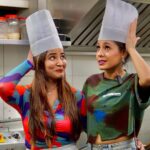 Sunidhi Chauhan Instagram - @sunidhichauhan5 recipe batana hi bhul gai ..but never mind 20th aug ko sun lenge NSCI dome me 😂❤️ . . #sunidhichauhan #IamHome #liveperformance #cookwithsameeksha #sameekshatakke #comedy #trending #funny #singer #indianidol #relatable Mumbai, Maharashtra