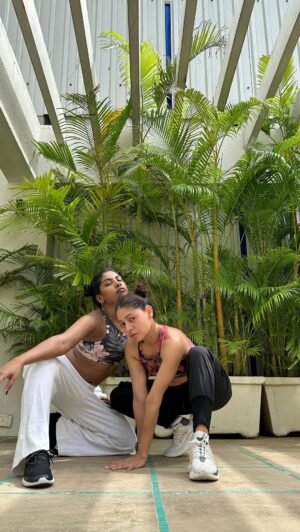 Sunidhi Chauhan Instagram - Here’s Mangal (Tuesday) ka Dangal for you🪩😉 @sherlyn.fernandes_ 
📸: @kiangupta 

#dancecover #sunidhichauhan