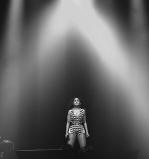 Sunidhi Chauhan Instagram - Auckland!! Coming back to you almost a decade later and to have been showered by your love and energy has got my heart full 🥰❤️. Thank you for the love and I’ll be back sooner next time. xoxo 💋 #IAmHomeTour

Styled by @saumyathakur 
#styledbysaums

1st look 
In
Bodysuit @namratajoshipura
Black Leather Trench @twentydresses @nykaafashion
Boots @zara 
Makeup @makeupbyshikhamishra 
Hair @hairstylistmanju 

2nd look 
In
Brown Leather Set - Custom 
Chrome crop top @may.official.store
Jewels @misho_designs
Boots @londonrag_in
Style Asst. @pareenaaahhh @manisha_vaprani
Makeup @makeupbyshikhamishra 
Hair @hairstylistmanju
