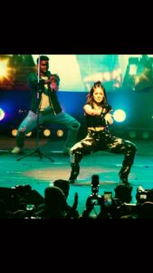 Sunidhi Chauhan Instagram - ..Ab Sailaab aayega Madan Chopra! SAILAAB aayega..😈 #sunidhilive #liveperformance #collegegig #kolkata #baazigar #shahrukhkhan #SRK #madanchopra Styled by @saumyathakur #styledbysaums Cargos and Bustier @risingamong Jacket - Custom @diataindia Neckchain @stilskii.in Others - Thrifted Gloves @the_rabbit__hole Style Asst. @jassatsky #makeup @makeupbyshikhamishra #hair @hairstylistmanju