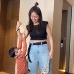Sunidhi Chauhan Instagram – Video 🎥 @dvk.thebeatboxer 
@makeupbyshikhamishra 
@hairstylistmanju 
@tanaygajjarofficial 

Styled by @saumyathakur 
#styledbysaums
Denims @_huemn 
Top @zara 
Style asst.  @jassatsky