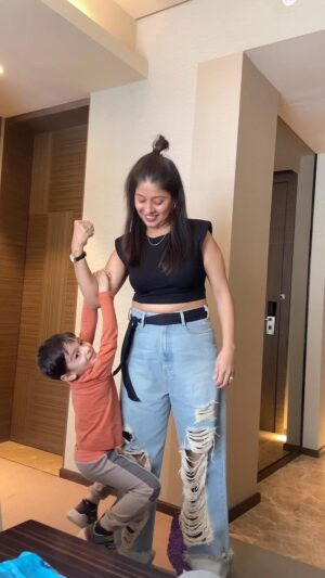 Sunidhi Chauhan Instagram - Video 🎥 @dvk.thebeatboxer 
@makeupbyshikhamishra 
@hairstylistmanju 
@tanaygajjarofficial 

Styled by @saumyathakur 
#styledbysaums
Denims @_huemn 
Top @zara 
Style asst.  @jassatsky