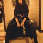Sunidhi Chauhan Instagram - ❤️❤️❤️ #giglife #bestlife @dvk.thebeatboxer Makeup @makeupbyshikhamishra Hair @manjula Styled by @saumyathakur #styledbysaums Outfit courtesy Blue layover jacket @minisondhiofficial Black mesh bodysuit @namratajoshipura Pants @hm Earrings and rings @shayagrams Bracelet @praprakart Style Asst. @jassatsky