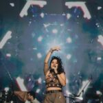 Sunidhi Chauhan Instagram - #LiveinHyderabad #NMDC Makeup @makeupbyshikhamishra Hair @hairstylistmanju Styled by @saumyathakur #styledbysaums In Pants @suketdhir Top @thenotreame Jewels @silverstreakstore #sclive #sunidhichauhan #liveperformance #explore #wednesdayvibes #livemusic