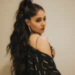 Sunidhi Chauhan Instagram - It was surreal to perform at @lusailstadiumofficial for #bollywoodmusicfestival #fifaworldcup2022 in Doha. WHAT A CROWD!!! INSANE! #doha #lusailstadium #bollywoodmusicfestival @tmtalentmanagement @pmeworld #football Styled by @sheefajgilani Team - @styleitupwithsrish Outfit: @ranbirmukherjeeofficial Cape: @wabisabistyl Jewellery: @azotiique Footwear: @londonrag_in Style Coordinator @niyoshi.jain Makeup @ajayshelarmakeupartist Hair @hairstylistmanju