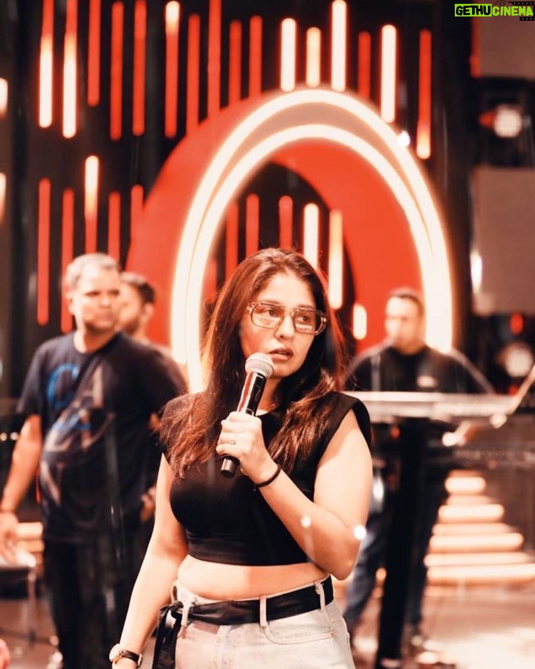 Sunidhi Chauhan Instagram - Sound check Bangalore π€π Styled by @saumyathakur #styledbysaums Denims @_huemn Top @zara Shoes @pumaindia Sunglasses @thetintedstory Style asst. @jassatsky Pants @siddhantagrawallabel Tshirt @theforbiddenfruit_india