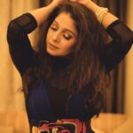 Sunidhi Chauhan Instagram - ❤️❤️❤️ #giglife #bestlife @dvk.thebeatboxer Makeup @makeupbyshikhamishra Hair @manjula Styled by @saumyathakur #styledbysaums Outfit courtesy Blue layover jacket @minisondhiofficial Black mesh bodysuit @namratajoshipura Pants @hm Earrings and rings @shayagrams Bracelet @praprakart Style Asst. @jassatsky