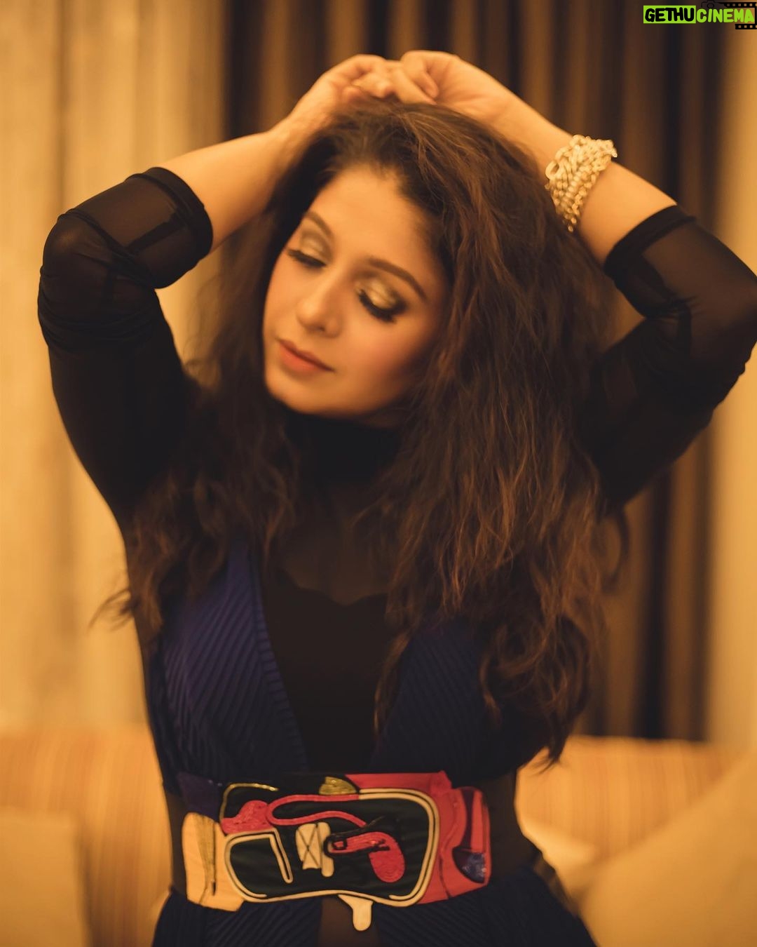 Sunidhi Chauhan Instagram - ❤️❤️❤️ #giglife #bestlife @dvk.thebeatboxer Makeup @makeupbyshikhamishra Hair @manjula Styled by @saumyathakur #styledbysaums Outfit courtesy Blue layover jacket @minisondhiofficial Black mesh bodysuit @namratajoshipura Pants @hm Earrings and rings @shayagrams Bracelet @praprakart Style Asst. @jassatsky