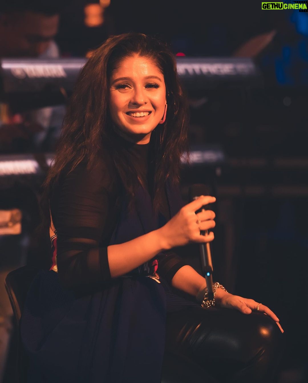 Sunidhi Chauhan Instagram - ❤️❤️❤️ #giglife #bestlife @dvk.thebeatboxer Makeup @makeupbyshikhamishra Hair @manjula Styled by @saumyathakur #styledbysaums Outfit courtesy Blue layover jacket @minisondhiofficial Black mesh bodysuit @namratajoshipura Pants @hm Earrings and rings @shayagrams Bracelet @praprakart Style Asst. @jassatsky