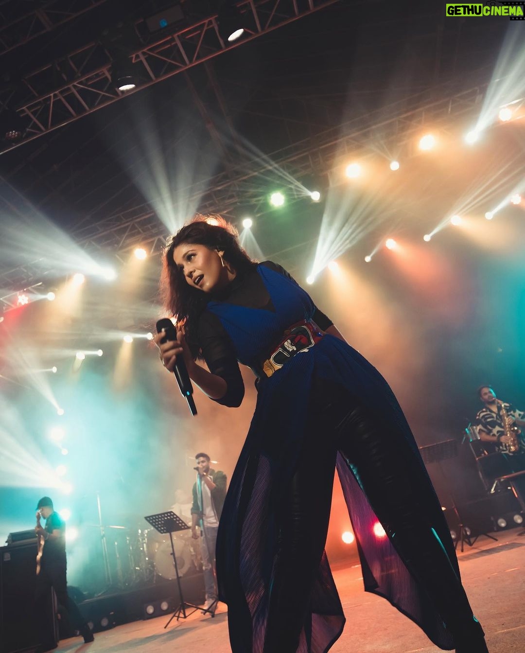 Sunidhi Chauhan Instagram - ❤️❤️❤️ #giglife #bestlife @dvk.thebeatboxer Makeup @makeupbyshikhamishra Hair @manjula Styled by @saumyathakur #styledbysaums Outfit courtesy Blue layover jacket @minisondhiofficial Black mesh bodysuit @namratajoshipura Pants @hm Earrings and rings @shayagrams Bracelet @praprakart Style Asst. @jassatsky