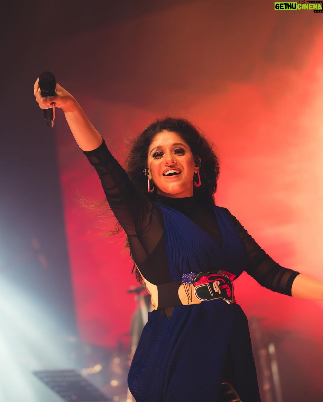 Sunidhi Chauhan Instagram - ❤️❤️❤️ #giglife #bestlife @dvk.thebeatboxer Makeup @makeupbyshikhamishra Hair @manjula Styled by @saumyathakur #styledbysaums Outfit courtesy Blue layover jacket @minisondhiofficial Black mesh bodysuit @namratajoshipura Pants @hm Earrings and rings @shayagrams Bracelet @praprakart Style Asst. @jassatsky